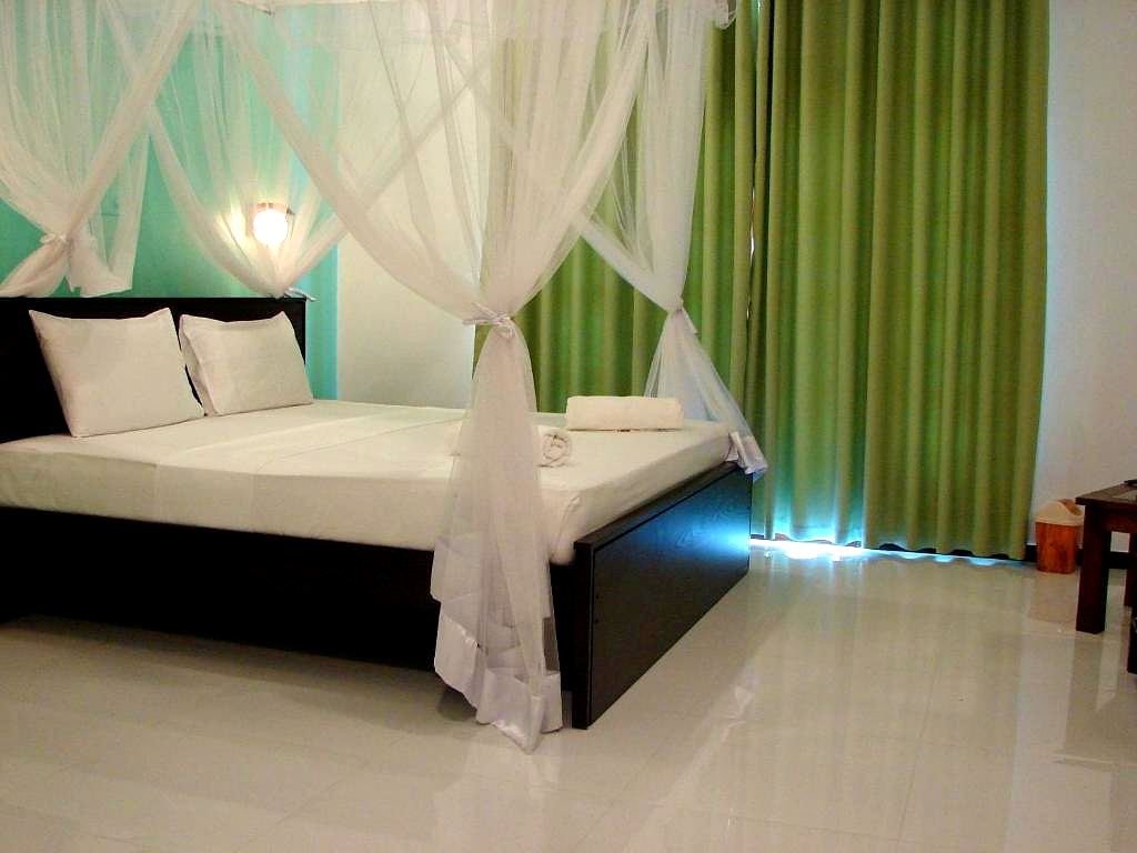 Villa Estuary Deluxe Room — king canopy bed