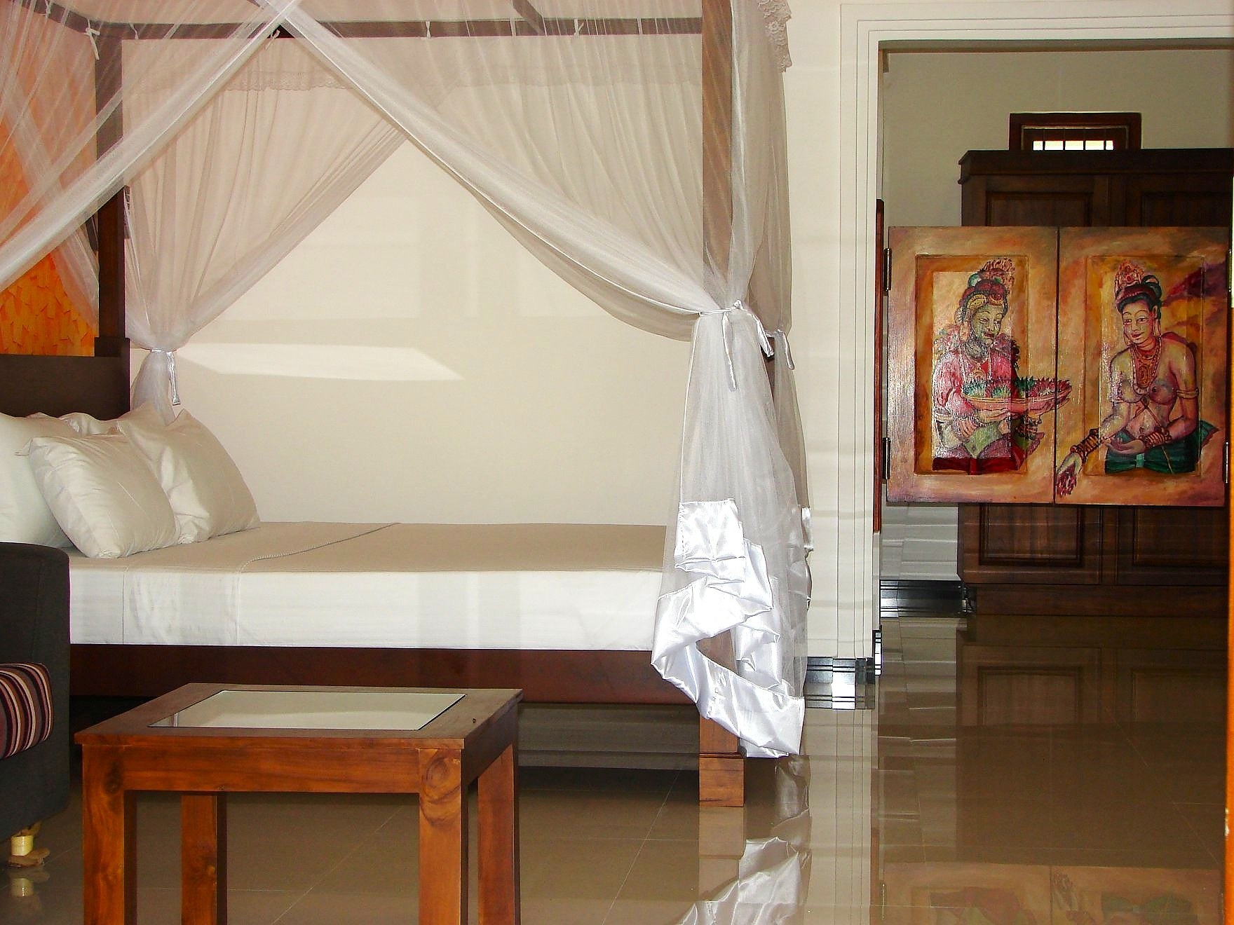 Villa 1 canopy bedroom